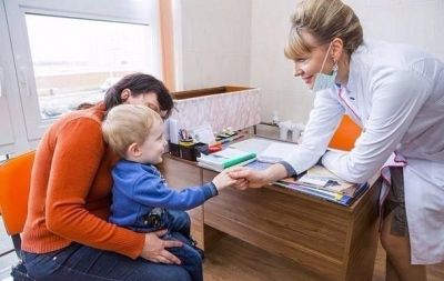 врач