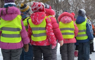 дети в жилетах